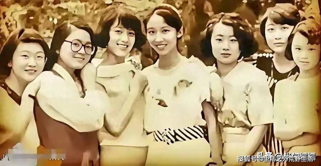 九游体育官网-九十年代南大合影火了，一眼认出华春莹，学霸气质藏不住